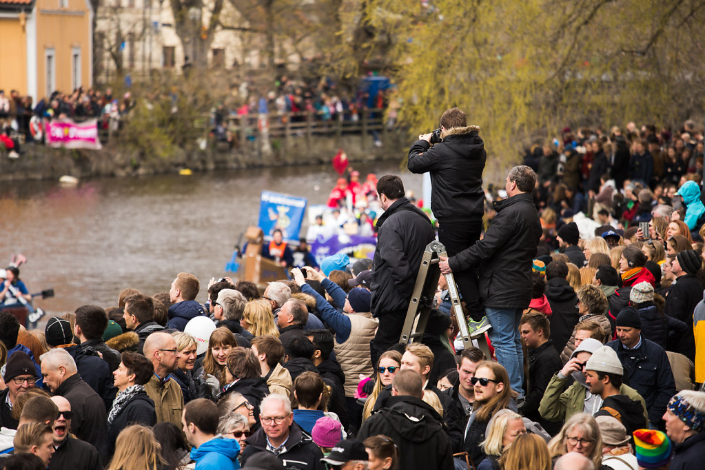 The crowds watching the boat race